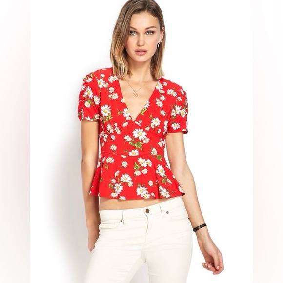 Forever 21 Tops - 🌹 Forever 21 Daisy Patterned Red Casual Top 🌹
